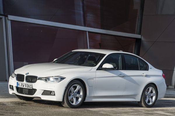 1世代前の3シリーズ。プラグインハイブリッドの「330e」