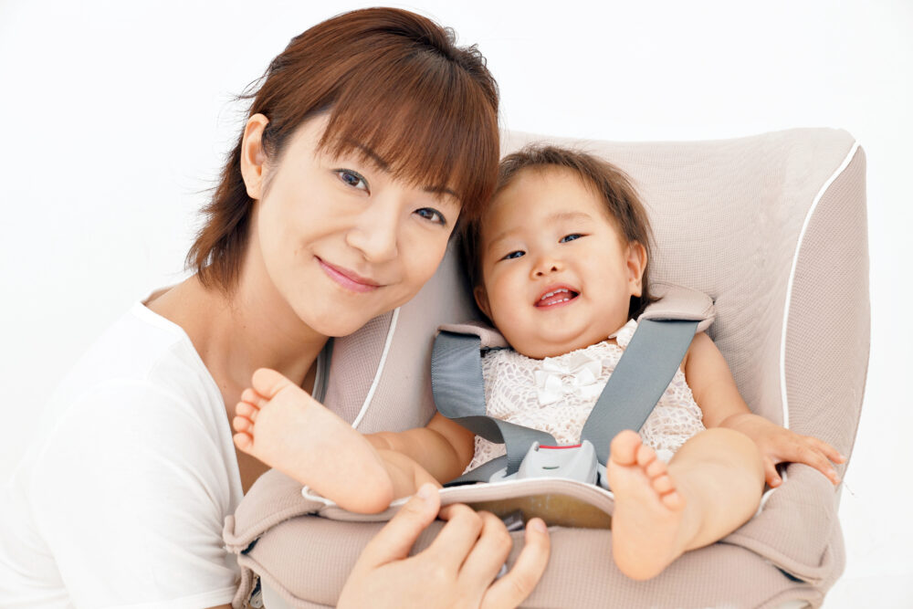 母親とチャイルドシートに乗っている赤ちゃん