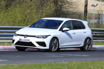 VW ゴルフ R 新型プロトタイプがニュルをテスト走行!330馬力の最速ハッチバックに?