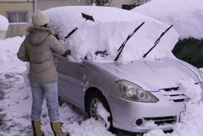 スノーブラシで車に傷を付けずに雪かきしよう&おすすめ人気商品も