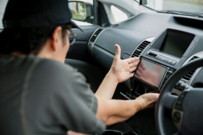 カーナビを安く取り付ける方法は?各カー用品店の工賃を比較&DIYにおすすめのキット