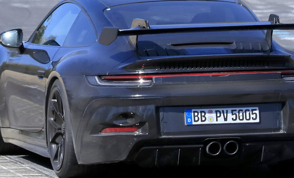 次期新型ポルシェ 911 GT3 プロトタイプ スパイショット
リアウィング部分拡大