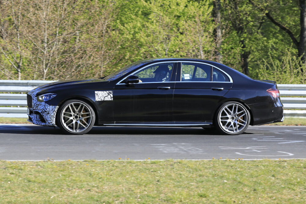 次期新型メルセデスAMG E63 セダン テスト車両 スパイショット
ボディサイド