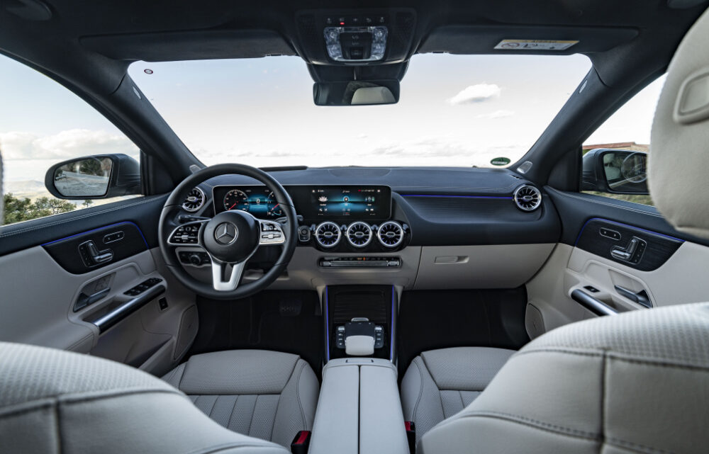 新型2代目メルセデス・ベンツ GLA(欧州仕様)のフロント・インテリア