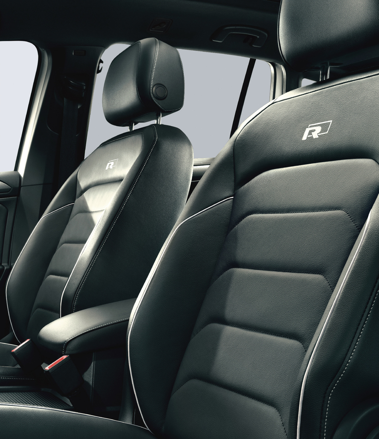 フォルクスワーゲン ティグアン 特別仕様車 R-Line DYNAUDIO(Rライン ディナウディオ)のフロントシート