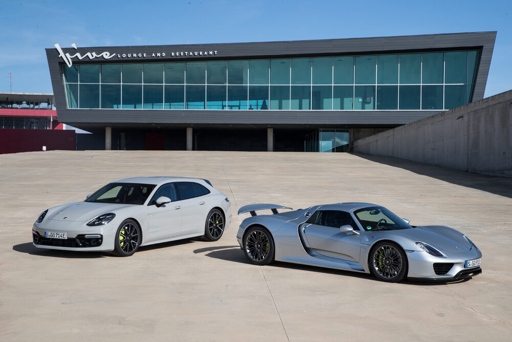 画像右がポルシェ918スパイダー