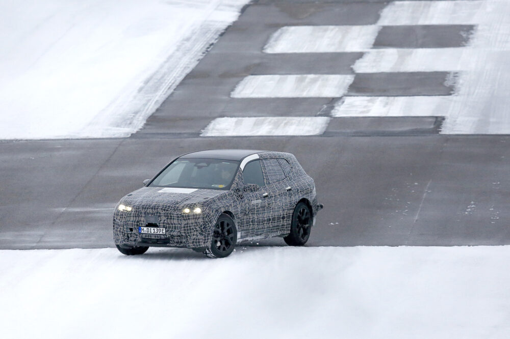 新型BMW i5 プロトタイプを秘密基地でスクープ