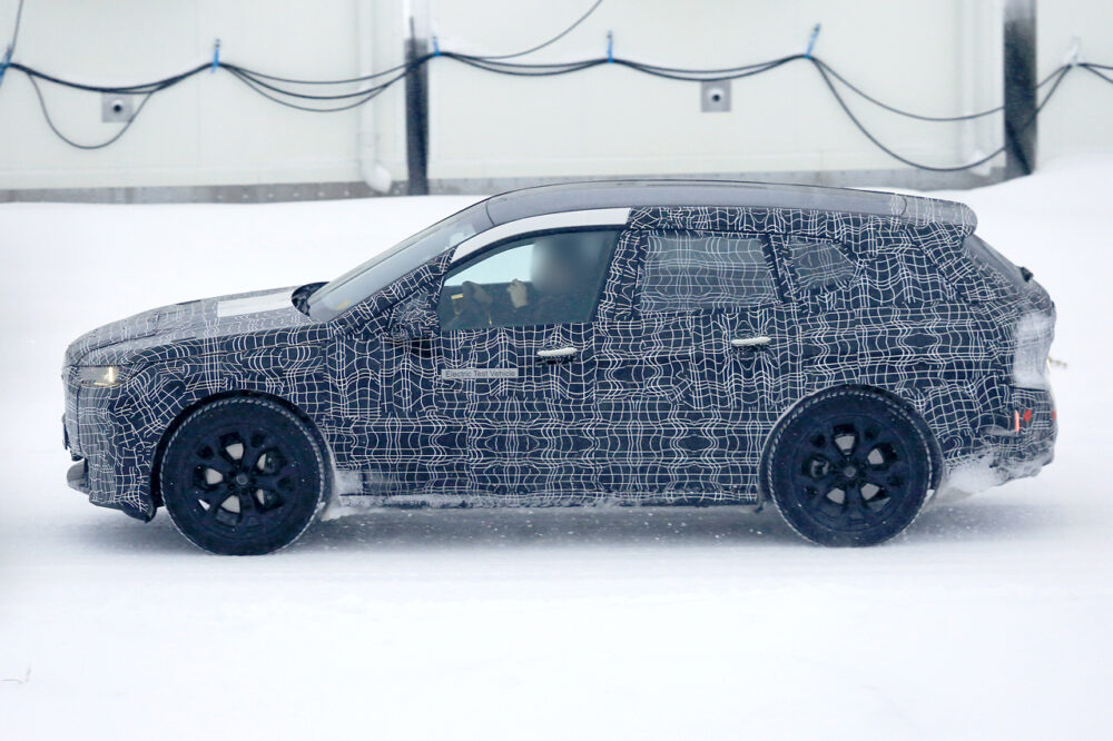 BMW Vision iNEXTの量産モデル「i5」のプロトタイプのスパイショット
ボディサイド