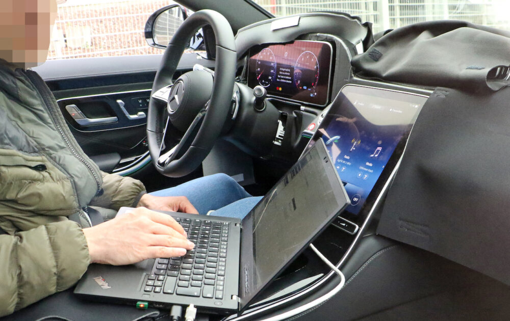次期新型メルセデス・マイバッハ Sクラス プロトタイプのスパイショット
インテリア。大画面ディスプレイ。