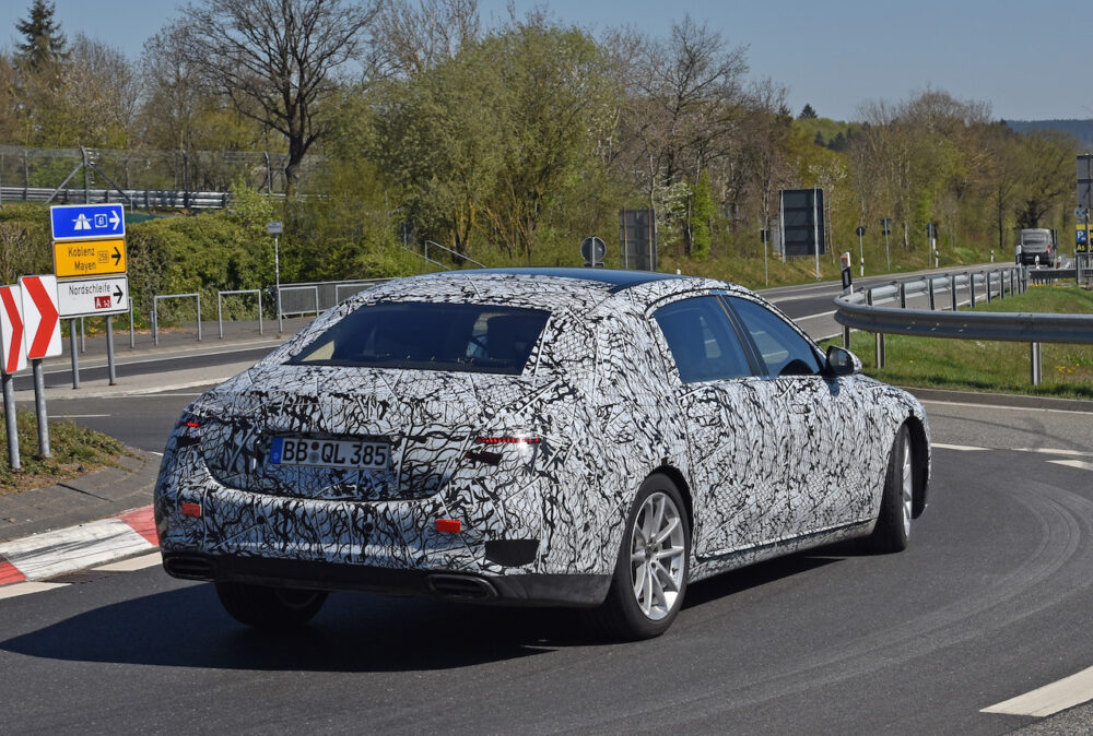 次期新型メルセデス・マイバッハ Sクラス プロトタイプのスパイショット
リアとボディサイド