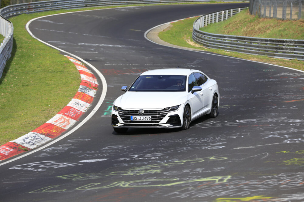 新型フォルクスワーゲン・アルテオン R スパイショット
ニュルブルクリンクを走行