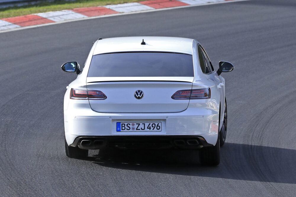 新型フォルクスワーゲン・アルテオン R スパイショット
リア