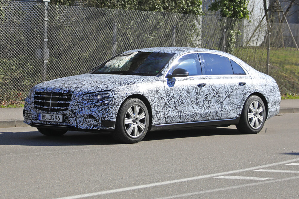 新型メルセデス・ベンツ Sクラス ガード プロトタイプ
フロントとボディサイド