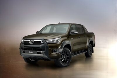 トヨタ ハイラックス新型発表!新設計2.8Lディーゼルエンジン採用、ワイルドなデザインに