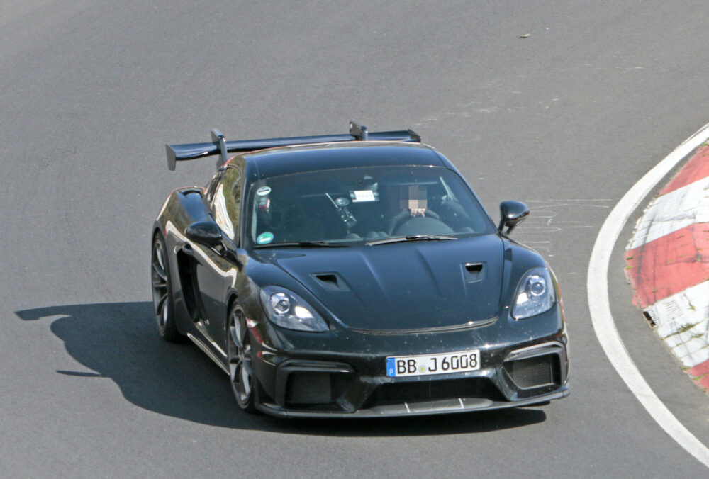 ニュルブルクリンクを高速テスト走行する新型ポルシェ ケイマン GT4 RS プロトタイプ