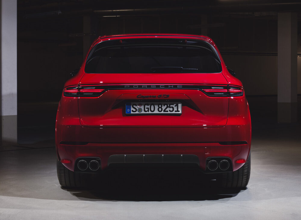 新型ポルシェ カイエンGTS
リア