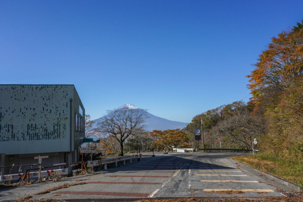 箱根スカイライン長尾峠を背に富士山を望む