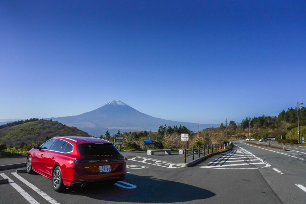 長尾峠IC手前の駐車スペースに停まるプジョー508SW。背景に富士山