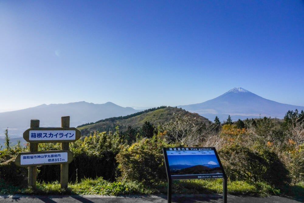 長尾峠ICから富士山を望む。標高957mを示す看板。