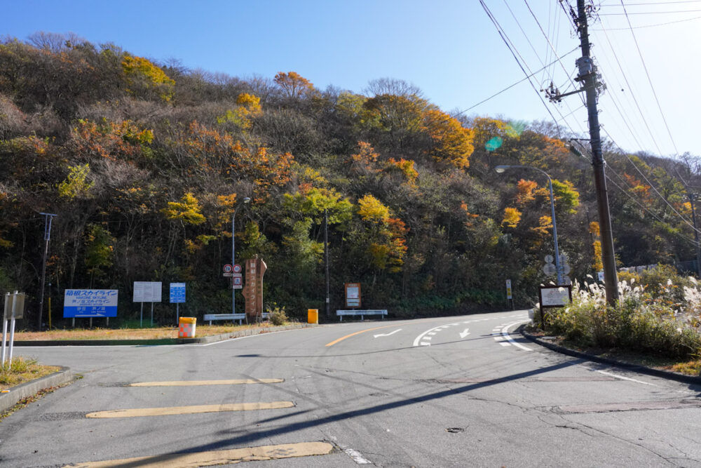県道401号線「御殿場箱根線」御殿場方面から箱根スカイライン長尾峠ICの入口を望む