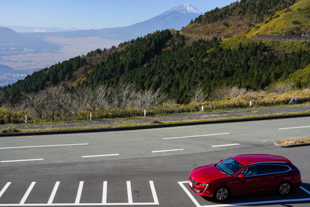箱根芦ノ湖展望公園の駐車場に停まるプジョー508SW。背景は富士山