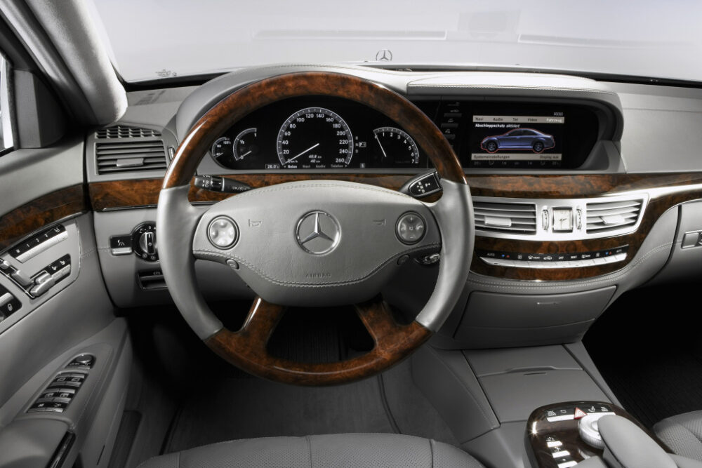 Sクラス(W221)2005年のステアリングホイールとメータークラスター