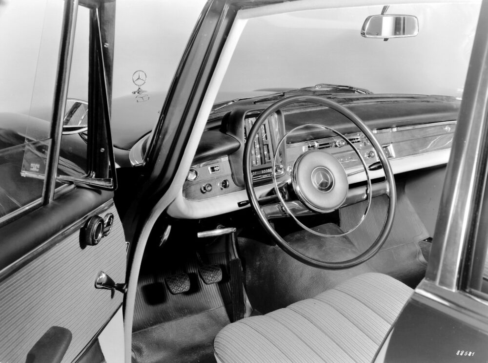 フィンテール W111(1959-1971年)のステアリングホイールとインパネ