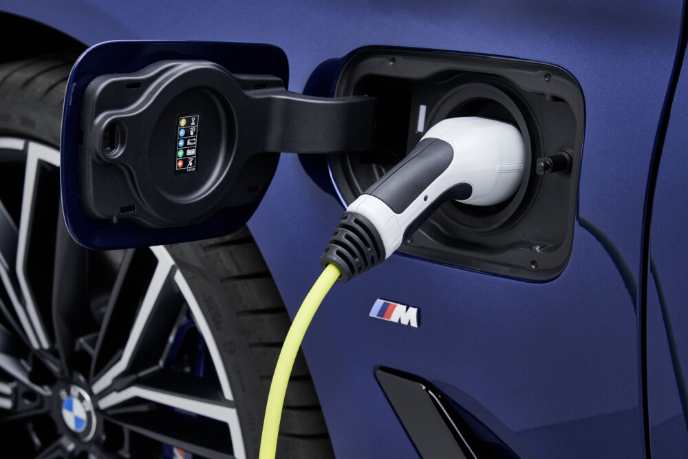 マイナーチェンジした新型BMW 5シリーズ PHEVモデルの給電ポート