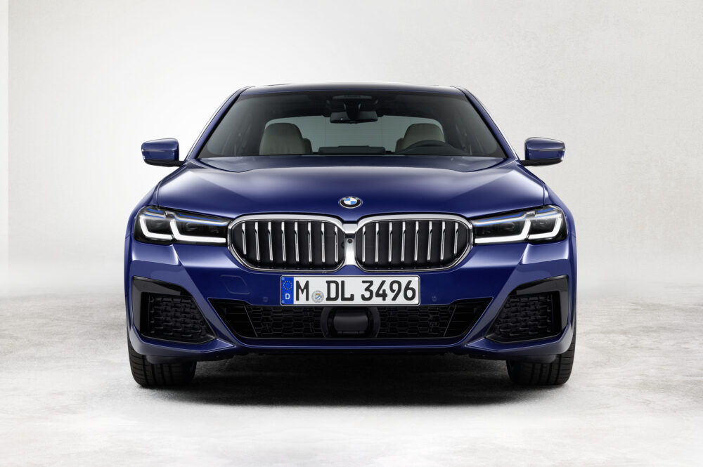 マイナーチェンジした新型BMW 5シリーズ、ブルーメタリックのボディカラー、フロントマスク
