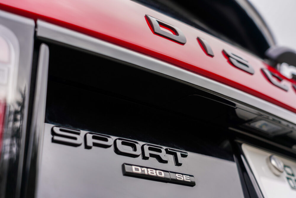 新型ランドローバー ディスカバリー スポーツ Rダイナミック D180 2020年モデル
「スポーツ」のバッジ