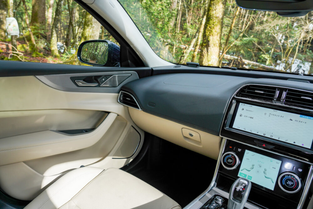 ジャガー XE 2020年モデル
助手席側インパネ