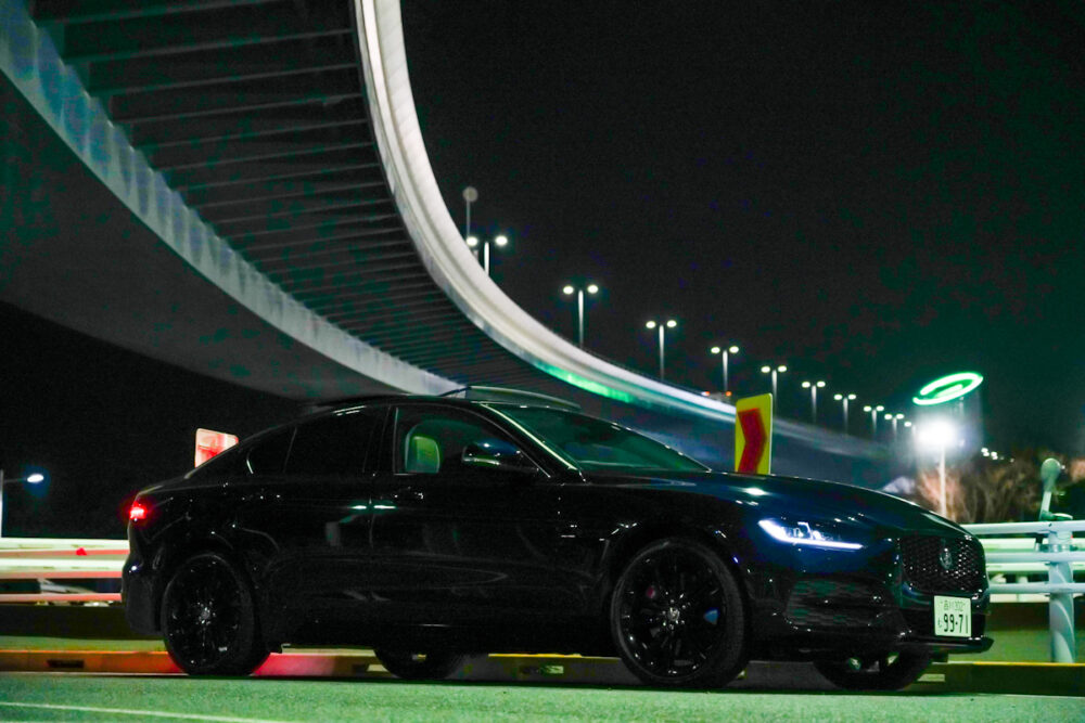 ジャガー XE 2020年モデル
夜の高架下で撮影