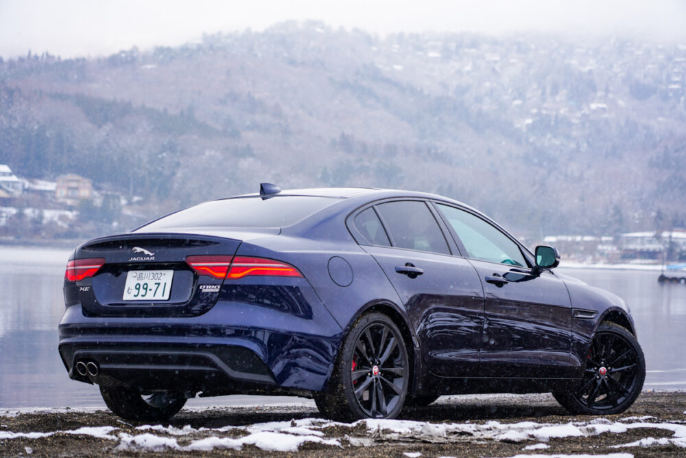 ジャガー XE 2020年モデルのリア
湖を背景に雪が振る中撮影