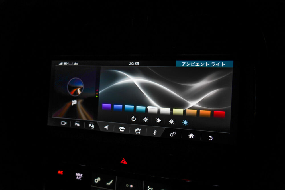ジャガー XE 2020年モデル
アンビエントライト調整時のディスプレイ