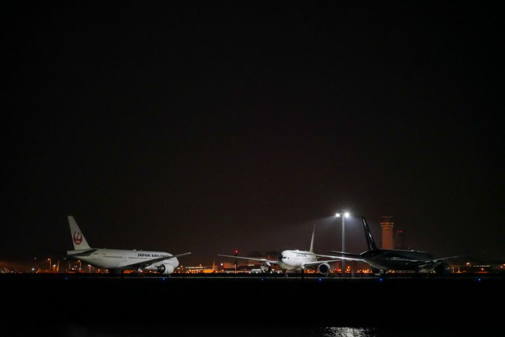 夜の羽田空港の駐機場