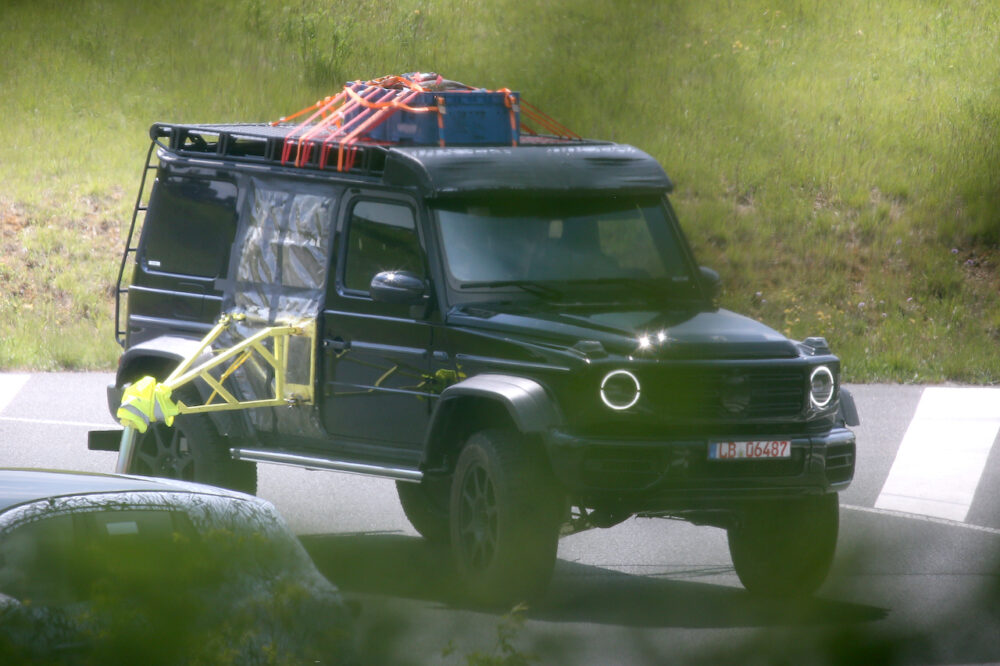 メルセデス・ベンツ Gクラス「4x4 2(スクエアード)」プロトタイプ スパイショット
フロントとボディサイド