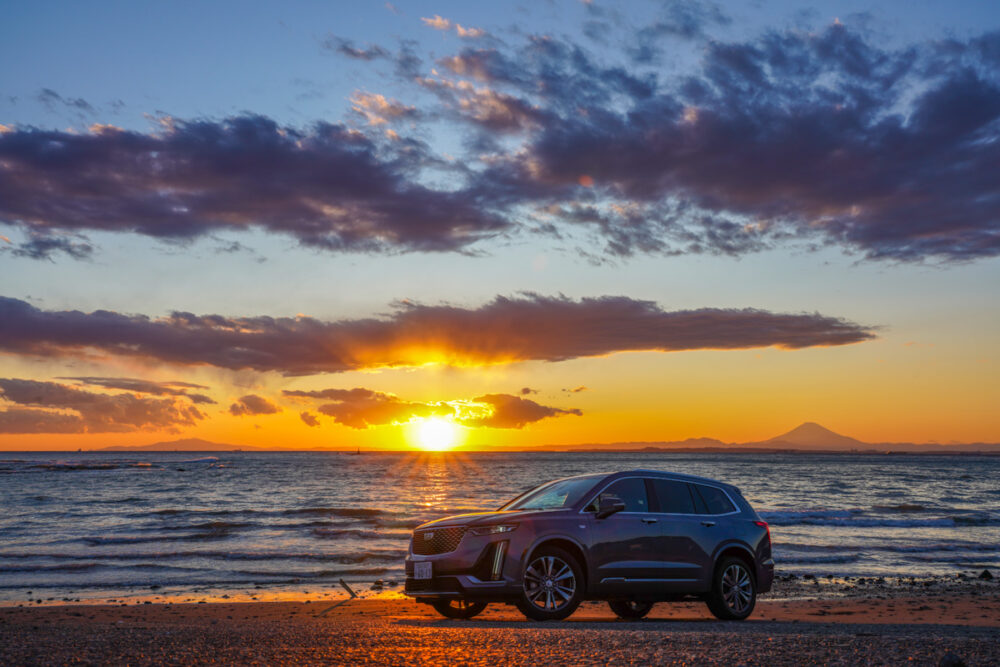 キャデラック XT6 ナイトクルーズ エディション
海に沈む夕日を背景に撮影。遠景に富士山。