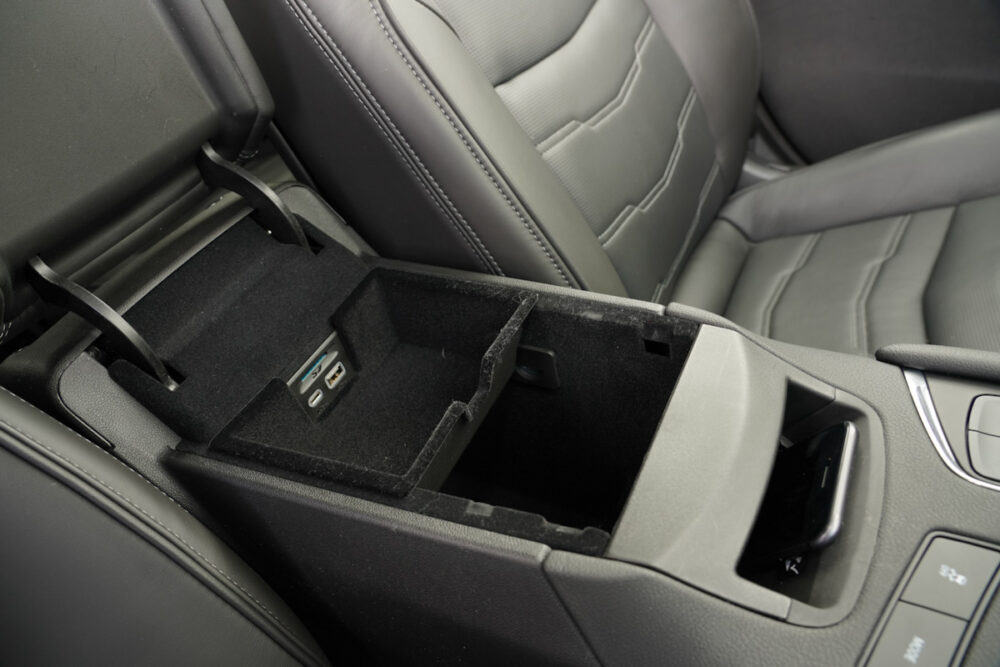 キャデラック XT6 ナイトクルーズ エディション
センターコンソールボックスを開けたところ