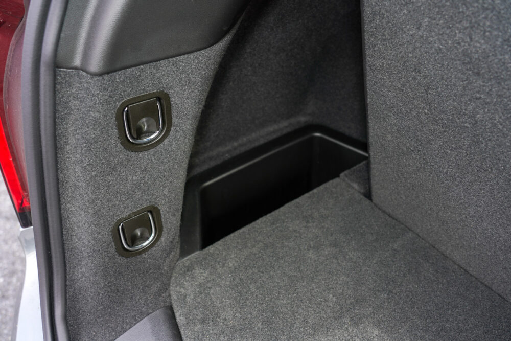 キャデラック XT6 ナイトクルーズ エディション
ラゲッジスペースの小物入れとロープ等用のバックル。