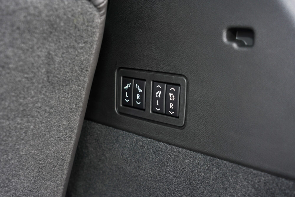 キャデラック XT6 ナイトクルーズ エディション
リアシート電動格納ボタン。
