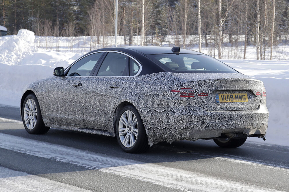 改良新型ジャガー XF セダン プロトタイプ スパイショット
リア