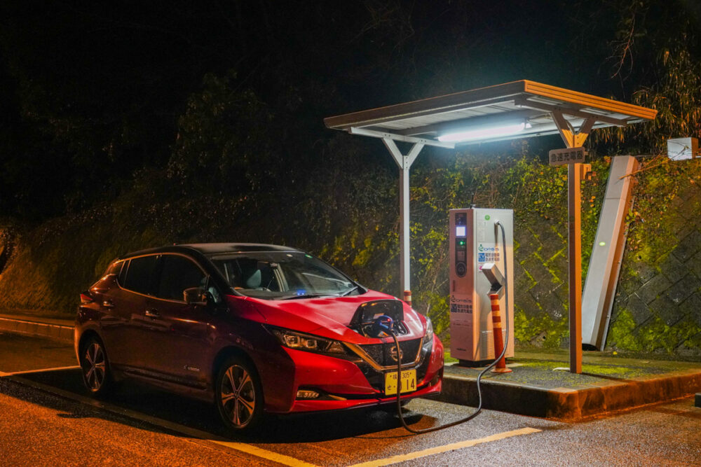 「道の駅 宇津ノ谷峠」で充電する日産リーフe+