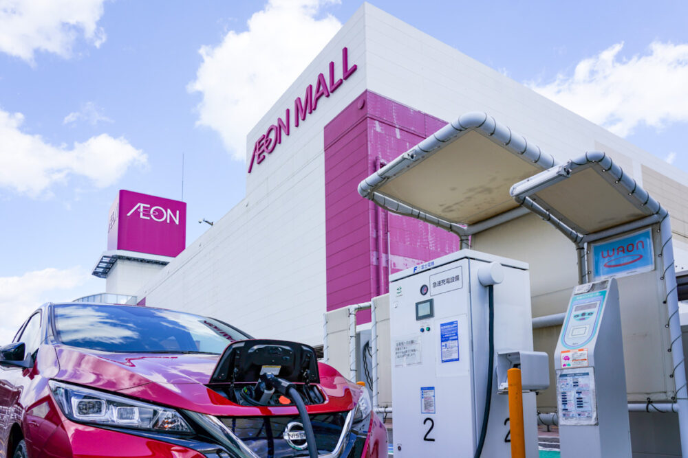 「イオンモール 四日市北店」で充電する日産リーフe+