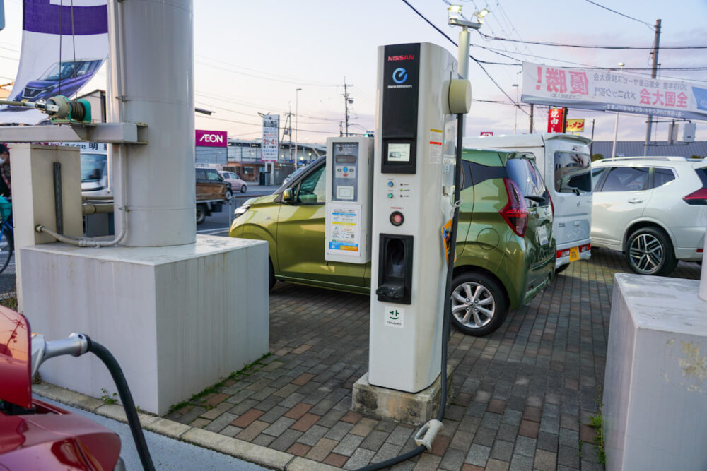 「日産大阪 四條畷店」の日産純正?の充電器