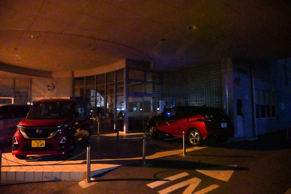 「岡山日産 平島店」で充電する日産リーフe+