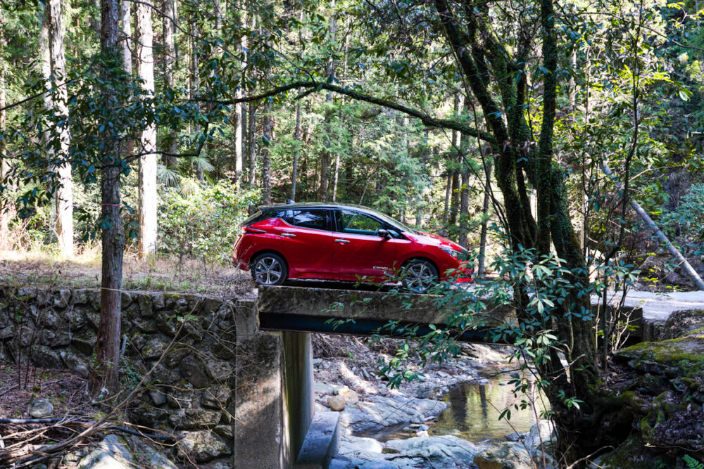 日産リーフe+
横峰寺を通じる山道にかかる橋の上で撮影