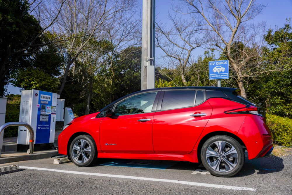 南淡路PAで充電する日産リーフe+