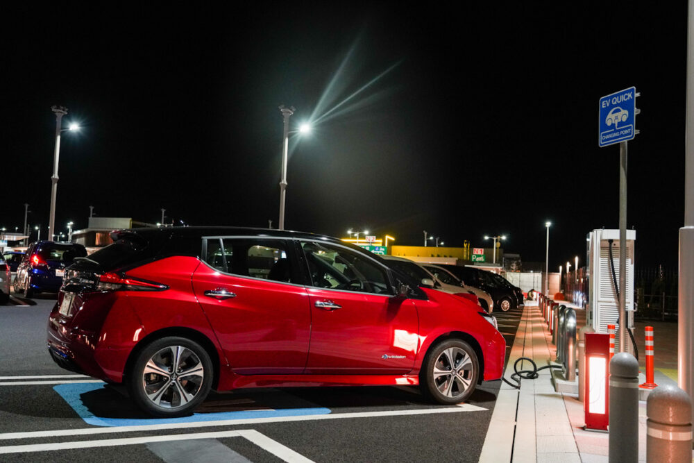 鈴鹿PAで充電する日産リーフe+