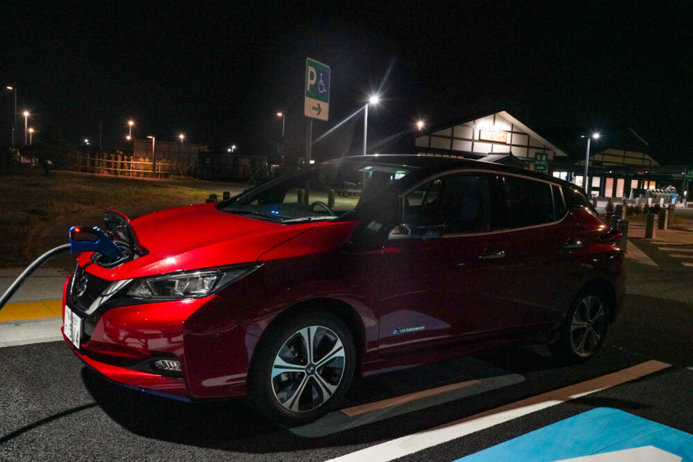 遠州森町PAで充電する日産リーフe+