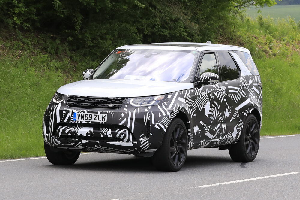 改良新型ランドローバー ディスカバリー プロトタイプ スパイショット
フロントとボディサイド
